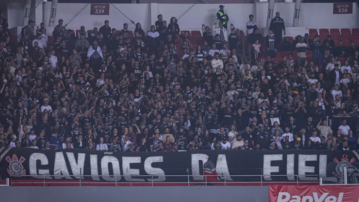 Torcida do Corinthians no Estádio Beira-Rio, no Brasileiro de 2023. Foto: Maxi Franzoi/AGIF