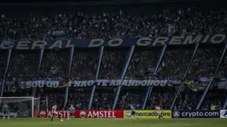 Torcida do Grêmio esteve presente em Curitiba neste sábado.