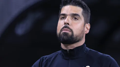 António Oliveira tentará sair da crise diante do Atlético-GO.