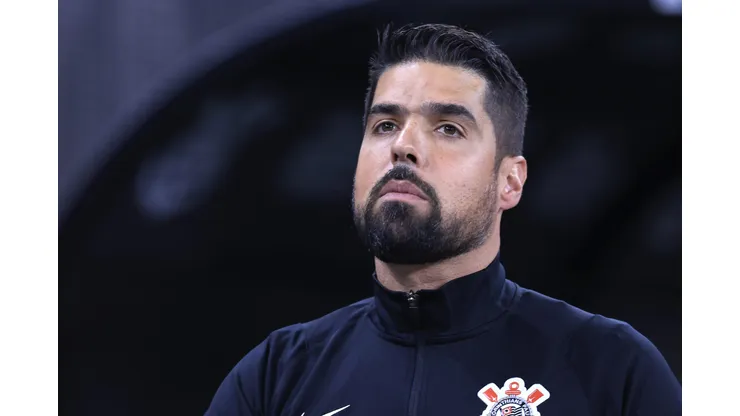 António Oliveira tentará sair da crise diante do Atlético-GO.
