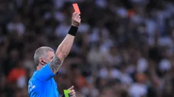 Maycon jogador do Corinthians recebe cartao vermelho do arbitro durante partida contra o Palmeiras no estadio Arena Corinthians pelo campeonato Brasileiro A 2023. Foto: Ettore Chiereguini/AGIF