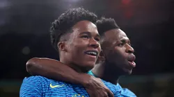 Endrick e Vini Jr comemoram gol com pela Amarelinha. (Photo by Catherine Ivill/Getty Images)