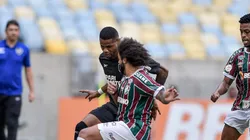 Junior Santos e Marcelo disputam a bola em clássico carioca. Foto: Thiago Ribeiro/AGIF