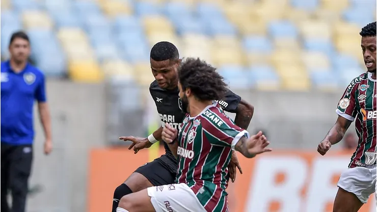 Junior Santos e Marcelo disputam a bola em clássico carioca. Foto: Thiago Ribeiro/AGIF