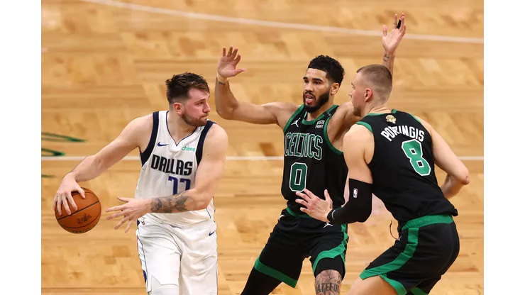 Doncic encara a marcação de Tatum e Porzingis dos Celtics, pelas finais da NBA (Foto: Maddie Meyer/Getty Images)