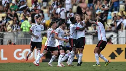 Jogadores do Flamengo comemorando gol de David Luiz