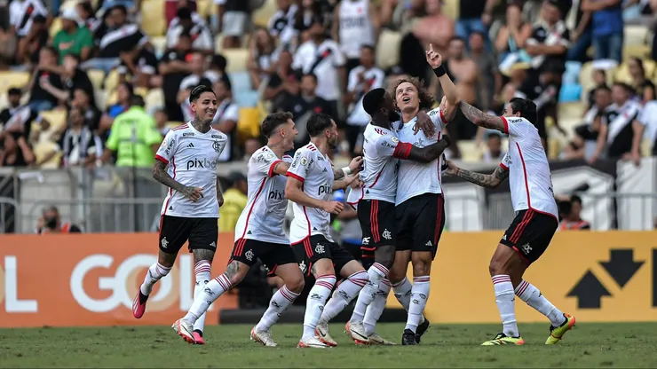 Jogadores do Flamengo comemorando gol de David Luiz