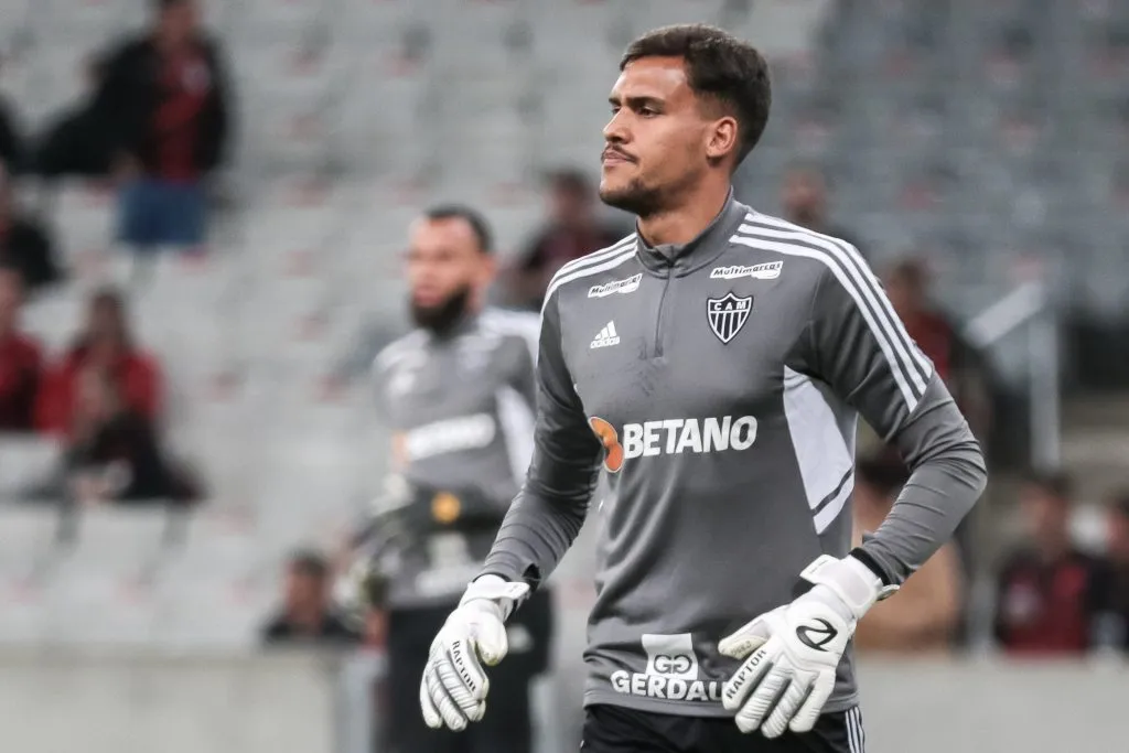 Foto: Robson Mafra/AGIF – Matheus Mendes é alvo do Alvinegro