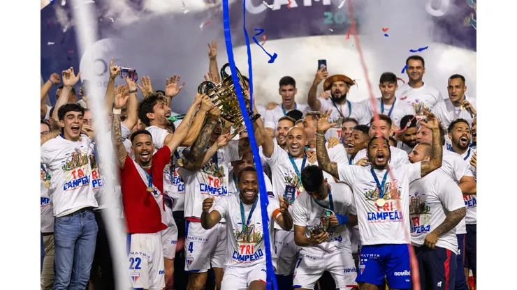 Jogadores do Fortaleza comemoram titulo.