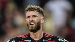 Léo Pereira durante partida contra o Corinthians. Zagueiro é alvo do futebol árabe.