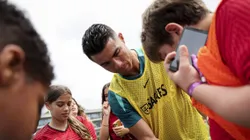 Cristiano Ronaldo em treino da Seleção interagindo com crianças Foto: Cristiano Ronaldo