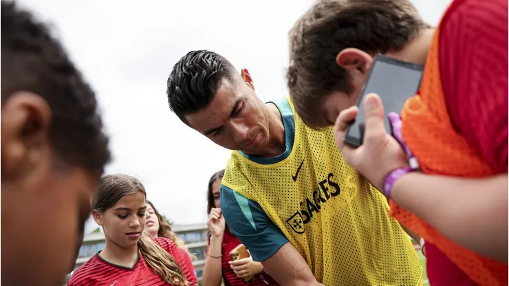 Cristiano Ronaldo em treino da Seleção interagindo com crianças Foto: Cristiano Ronaldo