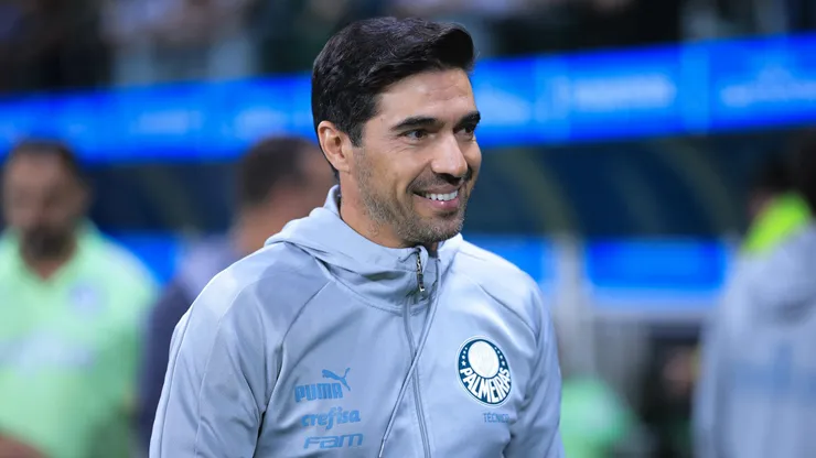 Treinador português durante a partida do Palmeiras e Atlético-MG
