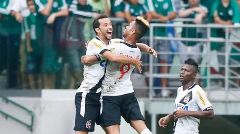 Nenê e Rafael Silva comemoram gol pelo Vasco. Foto: Marcello Zambrana/AGIF