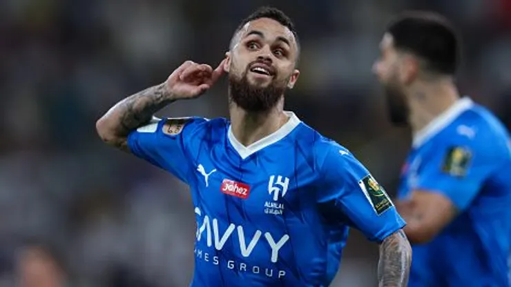 Michael comemorando gol durante partida entre Al-Ittihad eAl Hilal, no Estádio King Abduallah Sport City, pela semifinal da Copa do Rei da Arábia Saudita, no dia 30/04/2024. Foto: Yasser Bakhsh/Getty Images