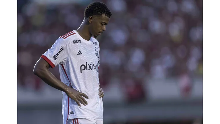 Carlinhos não tem conseguido sequência no Flamengo