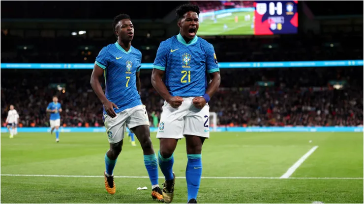 Endrick e Vini Jr. comemoram gol - Foto:Catherine Ivill/Getty Images.