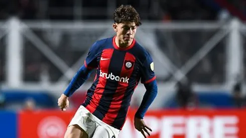 Agustín Giay durante partida entre San Lorenzo e Independiente del Valle-EQU, no Estádio Pedro Bidegain, na Argentina, pela Copa Libertadores da América, no dia 09/05/2024. Foto: Rodrigo Valle/Getty Images