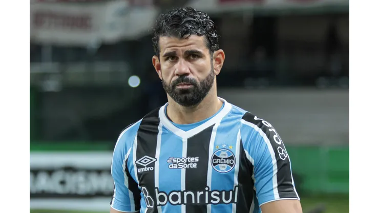 Diego Costa em ação na partida de ontem, no Couto Pereira. Foto: Robson Mafra/AGIF