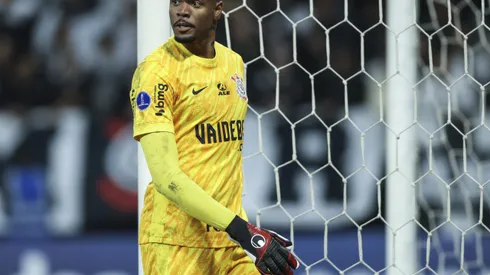 Grêmio pode vender goleiro ao Corinthians por causa de Carlos miguel