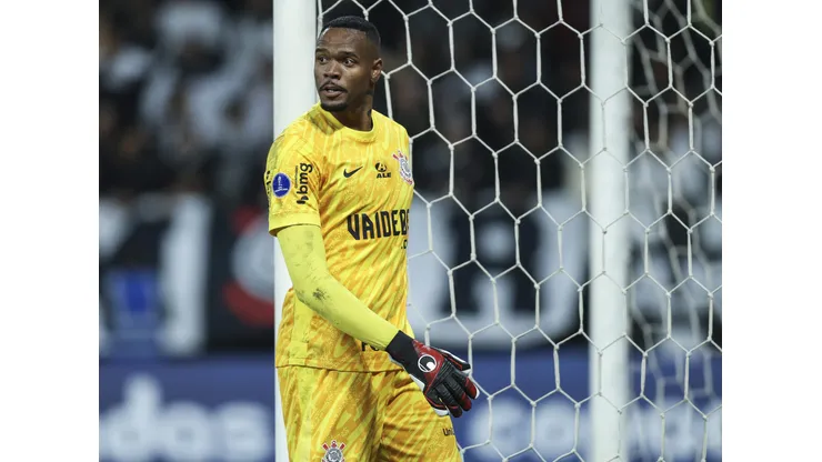 Grêmio pode vender goleiro ao Corinthians por causa de Carlos miguel