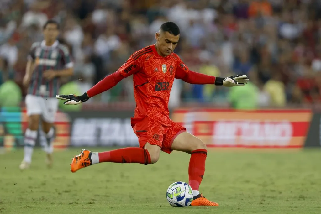 Goleiro Santos, ex-Flamengo, está no Fortaleza e na mira do Corinthians - Foto: Getty Images