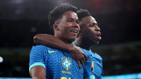 Vinicius Junior e Endrick comemorando gol da vitória contra a Inglaterra (Foto: Catherine Ivil l/Getty Images)