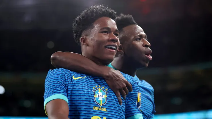 Vinicius Junior e Endrick comemorando gol da vitória contra a Inglaterra (Foto: Catherine Ivil l/Getty Images)