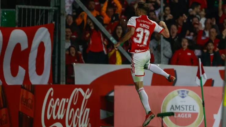 Lucas Alario jogador do Internacional comemora seu gol durante partida contra o Delfin no estadio Alfredo Jaconi pelo campeonato Copa Sul-Americana 2024. Foto: Luiz Erbes/AGIF