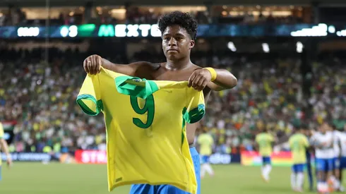 Endrick comemora seu gol pela Seleção Brasileira em amistoso contra o México. Foto: Omar Vega/Getty Images.