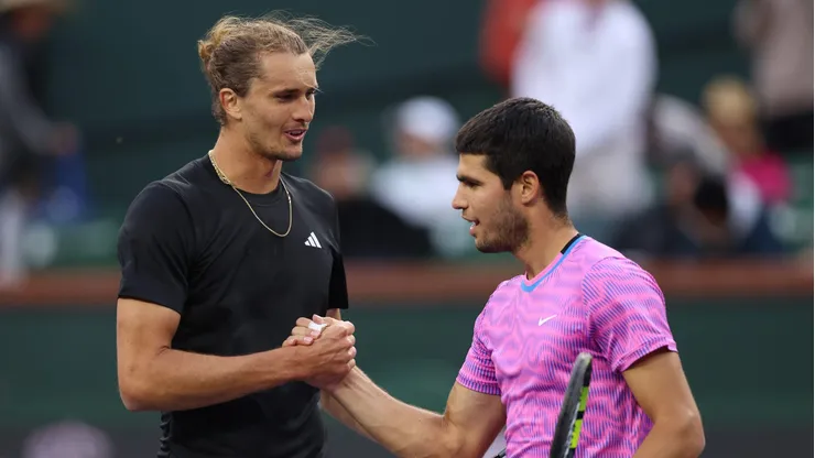 Carlos Alcaraz e Alexander Zverev disputam a final de Roland Garros (Foto: Clive Brunskill/Getty Images)