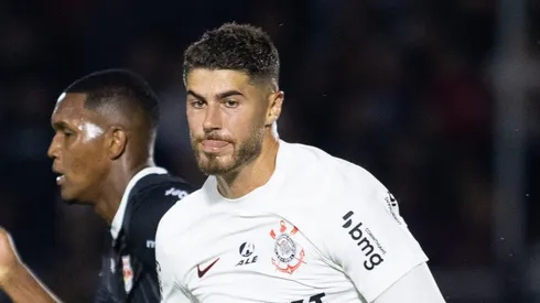 Pedro Raul durante partida contra o Bragantino. Centroavante é alvo do Tricolor Gaúcho.