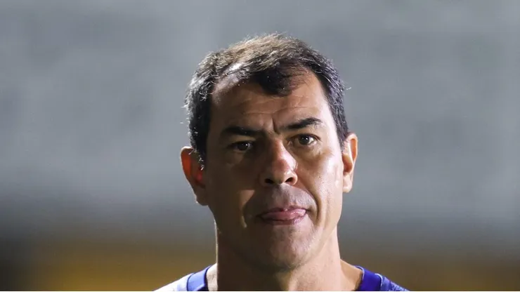 Carille antes da partida contra o Novorizontino. Treinador sofre críticas da torcida.