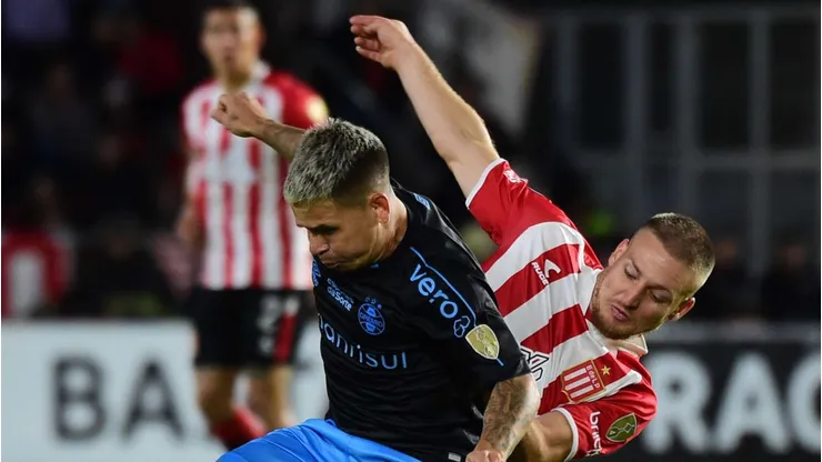 Soteldo disputa bola em partida diante do Estudiantes. Foto: Fotobairesarg/AGIF