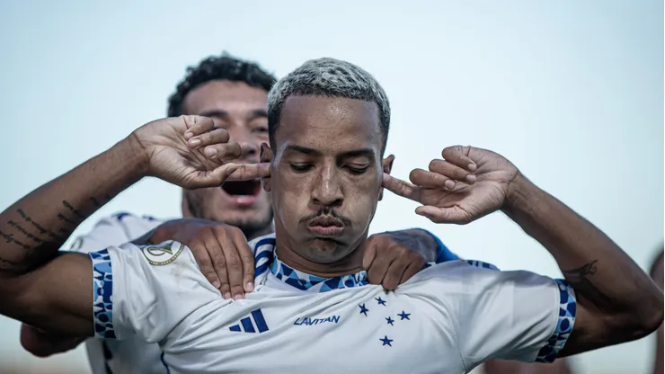 Matheus Pereira, jogador do Cruzeiro, comemora seu gol durante partida contra o Atletico-GO no estadio Antonio Accioly pelo Brasileirão Série A. Foto: Heber Gomes/AGIF
