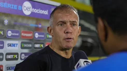 Eduardo Baptista, técnico do Novorizontino, antes da partida contra o Santos no estádio Jorge Ismael de Biasi pelo Brasileirão Série B - Foto: Pedro Zacchi/AGIF