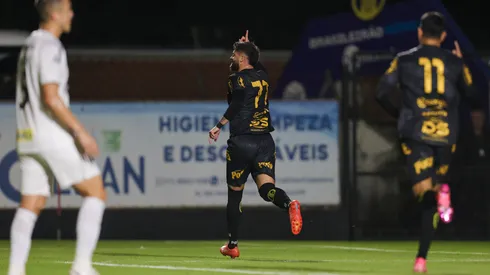 Fabricio Daniel jogador do Novorizontino comemora seu gol durante partida contra o Santos.