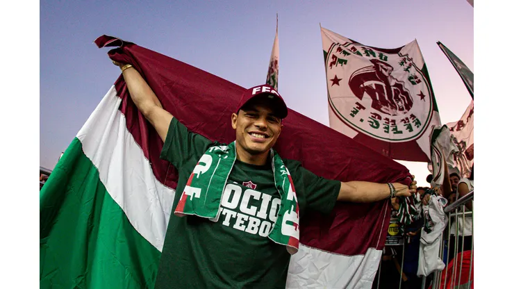 Thiago Silva chegou mais cedo ao aeroporto do Galeão para a apresentação.