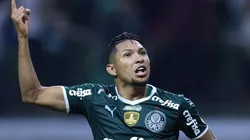 Foto: Alexandre Schneider/Getty Images - Rony recebe homenagem do Palmeiras pelos 250 jogos