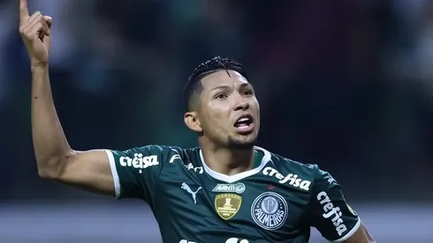 Foto: Alexandre Schneider/Getty Images - Rony recebe homenagem do Palmeiras pelos 250 jogos