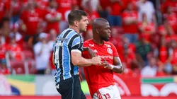 Kanneman e Valencia dividem bola em Gre-Nal. Foto: Maxi Franzoi/AGIF