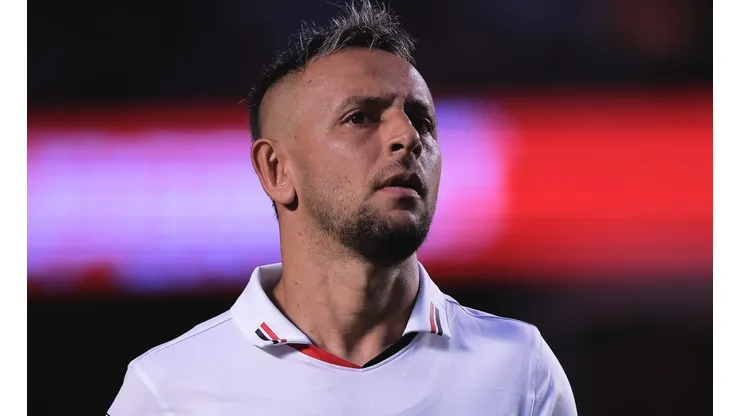 A situação de Rafinha empurra o Tricolor para o mercado da bola