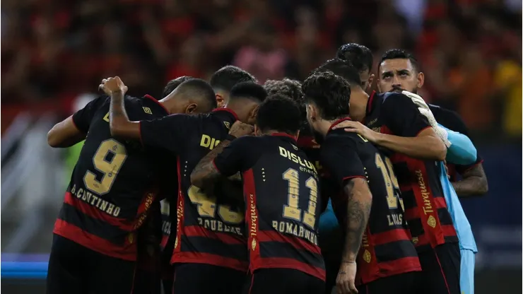 Jogadores do Sport se reunem antes de partida pela Série B. Foto: Marlon Costa/AGIF