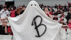 Torcedor do fantasiado de Fantasma da Serie B. Foto: Robson Mafra/AGIF