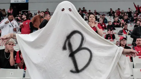 Torcedor do fantasiado de Fantasma da Serie B. Foto: Robson Mafra/AGIF