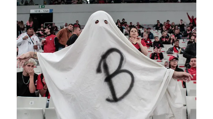 Torcedor do fantasiado de Fantasma da Serie B. Foto: Robson Mafra/AGIF