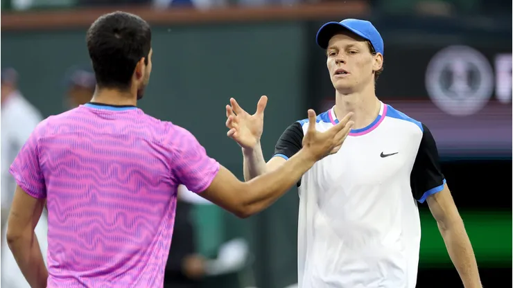 Alcaraz e Sinner: duelo por final de Roland Garros (Foto: Matthew Stockman/Getty Images)