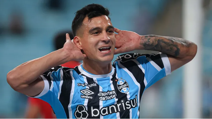 RS - PORTO ALEGRE - 17/04/2024 - BRASILEIRO A 2024, GREMIO X ATHLETICO-PR - Franco Cristaldo jogador do Gremio comemora seu gol durante partida contra o Athletico-PR no estadio Arena do Gremio pelo campeonato Brasileiro A 2024. Foto: Maxi Franzoi/AGIF