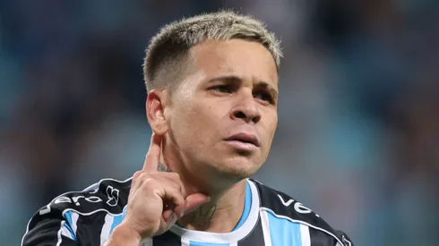 RS - PORTO ALEGRE - 17/04/2024 - BRASILEIRO A 2024, GREMIO X ATHLETICO-PR - Yeferson Soteldo jogador do Gremio comemora seu gol durante partida contra o Athletico-PR no estadio Arena do Gremio pelo campeonato Brasileiro A 2024.