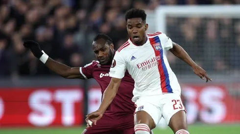 Foto: Eddie Keogh/Getty Images - Thiago Mendes durante partida pelo Lyon